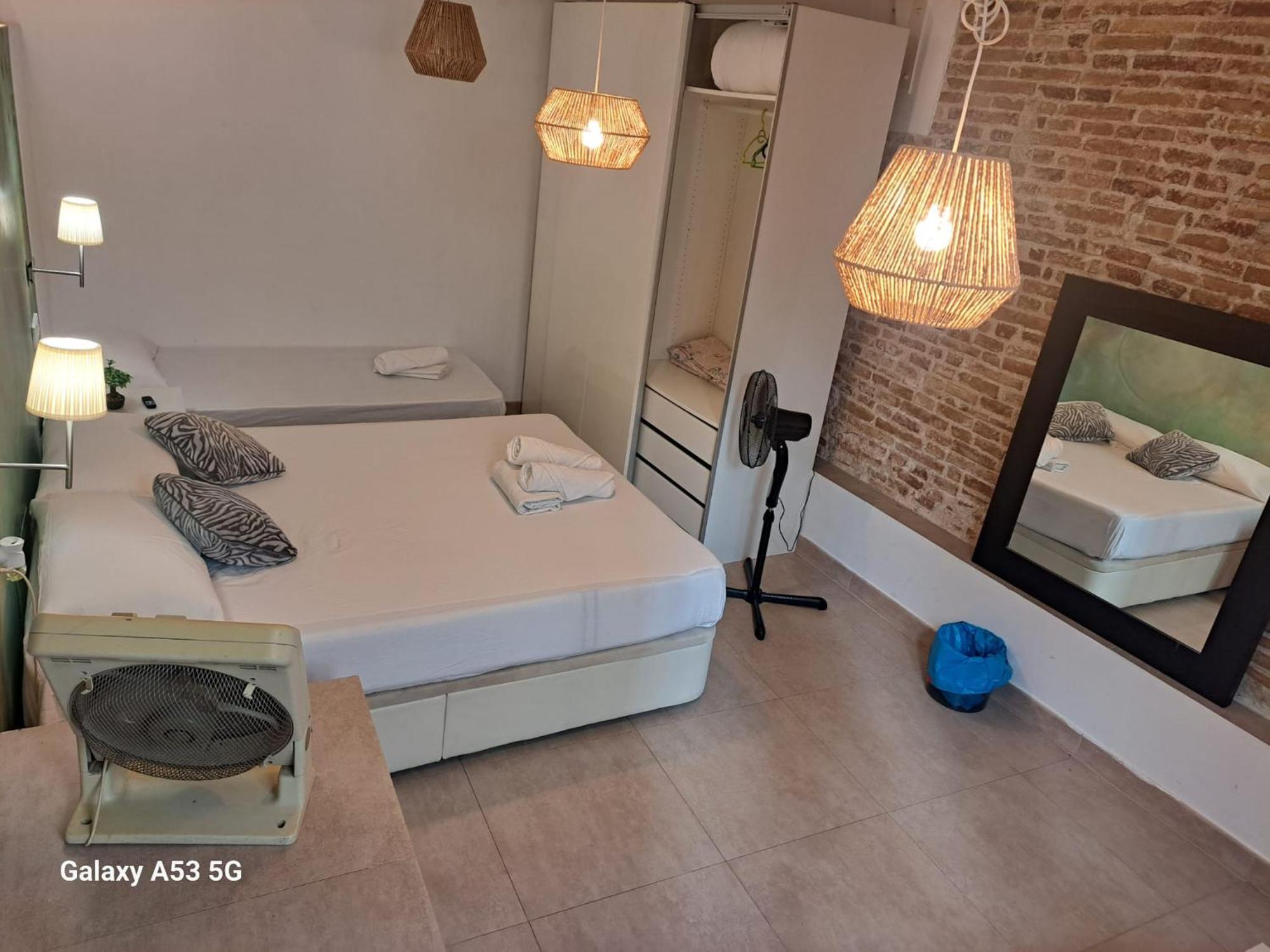 Habitacion Para Grupos Hasta 8 En Plena Rambla De Cataluna Barcelona Exterior foto